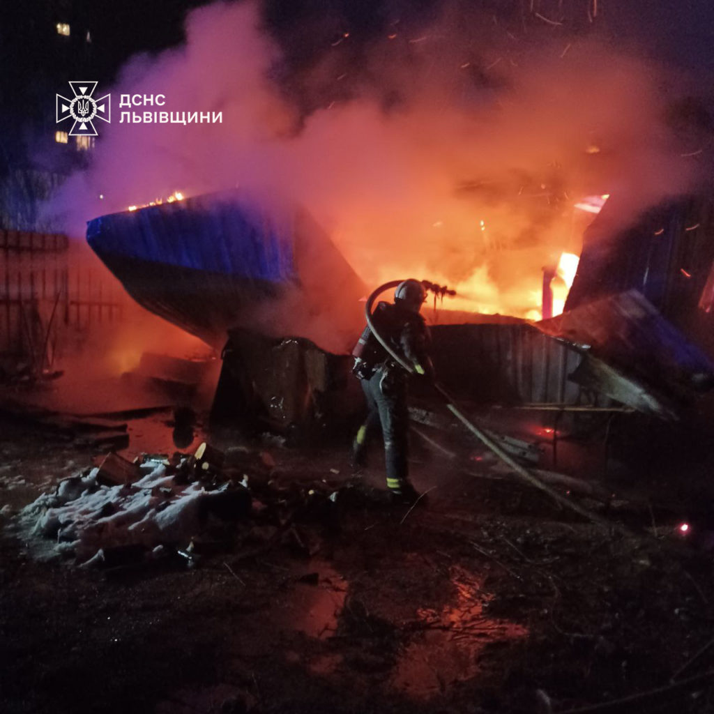 У Львові горів гараж: отримав опіки чоловік - 2
