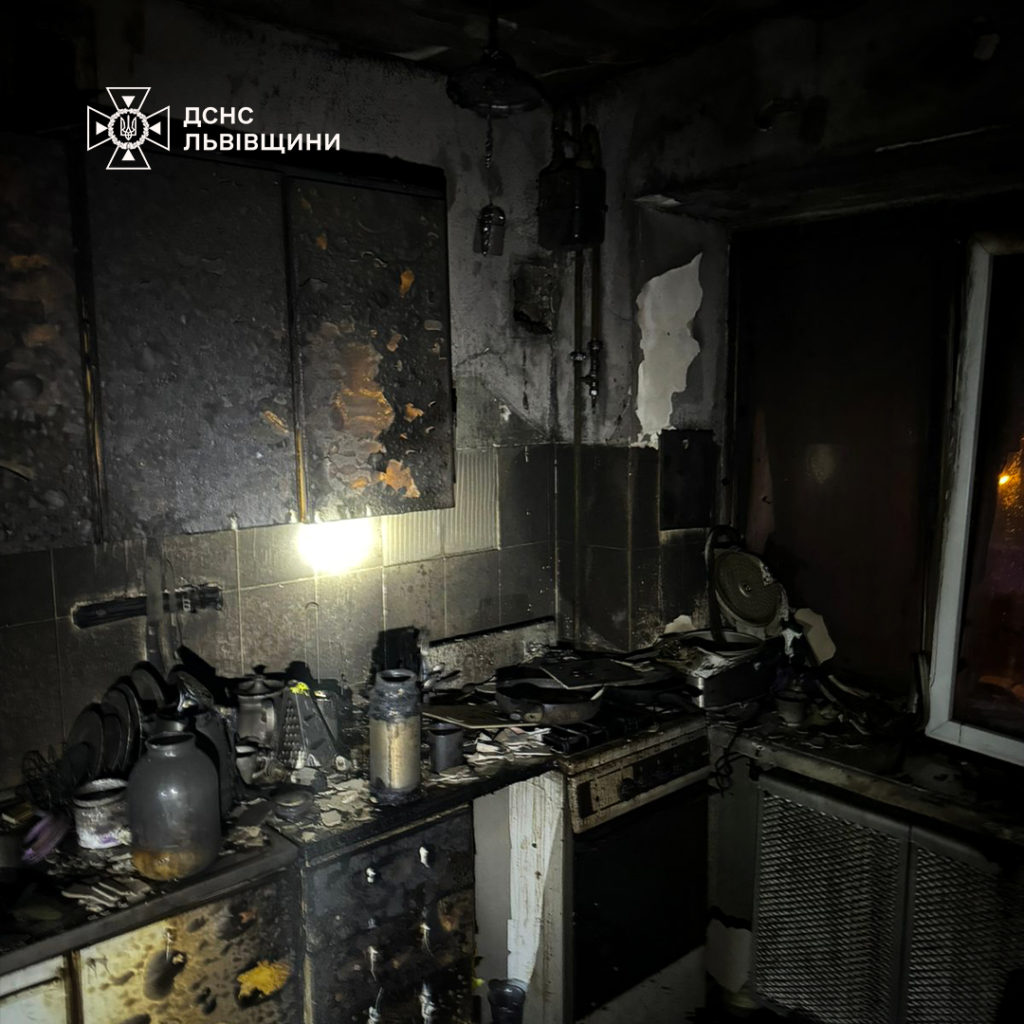Пожежа у Львові: горіла квартира, вогнеборці врятували сусідів - 2