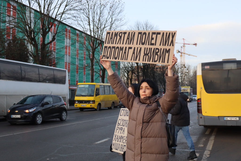 Як у Львові відбулася акція-нагадування про хвилину мовчання в пам’ять про полеглих на війні - 8