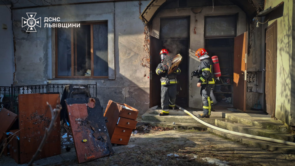 У Львові рятувальники ліквідували пожежу в квартирі - 2