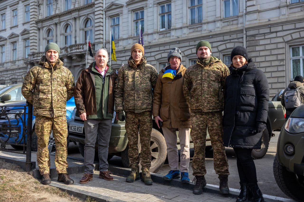 На Львівщині волонтери з Великої Британії передали ще 35 позашляховиків для ЗСУ - 3