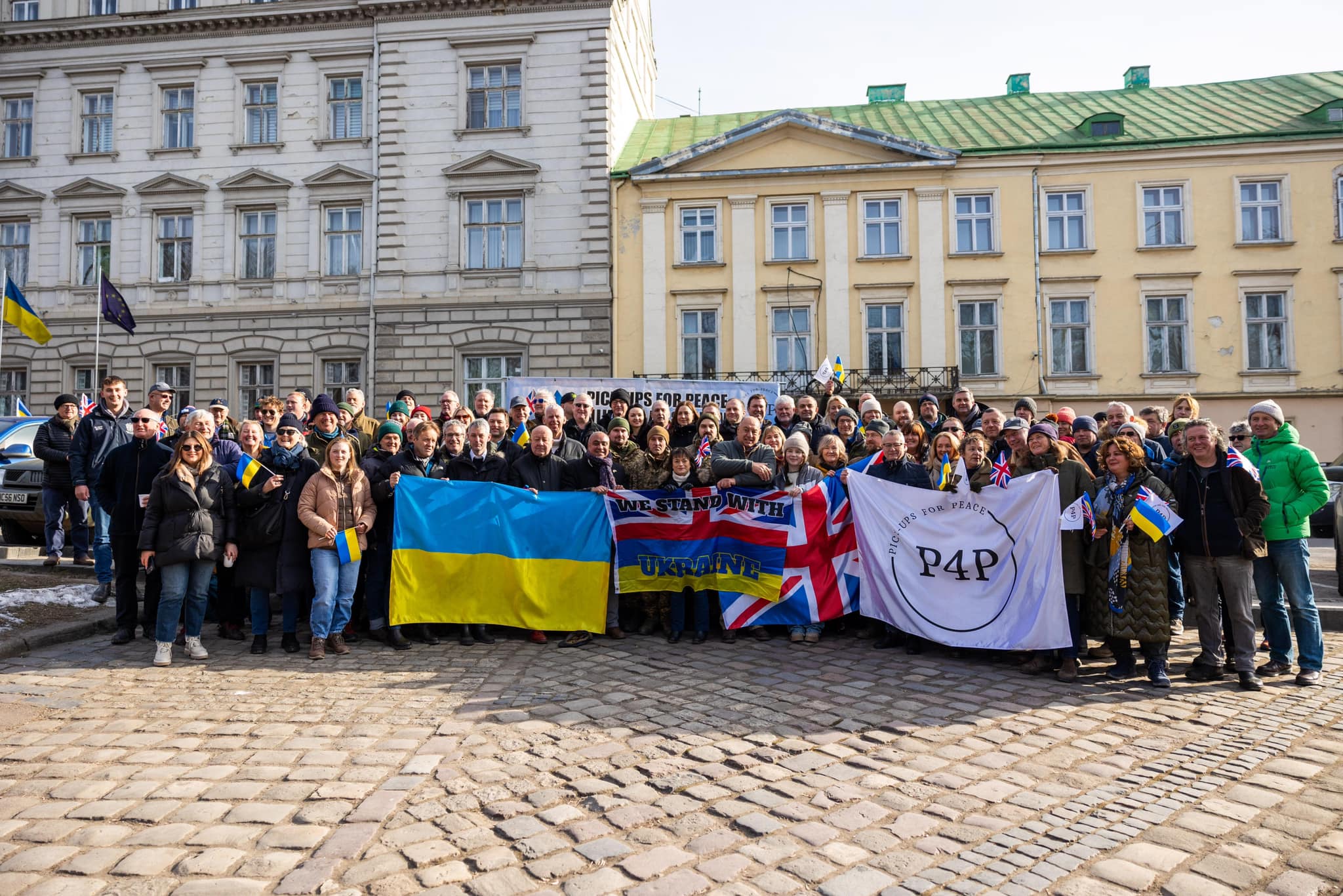 На Львівщині волонтери з Великої Британії передали ще 35 позашляховиків для ЗСУ - 4