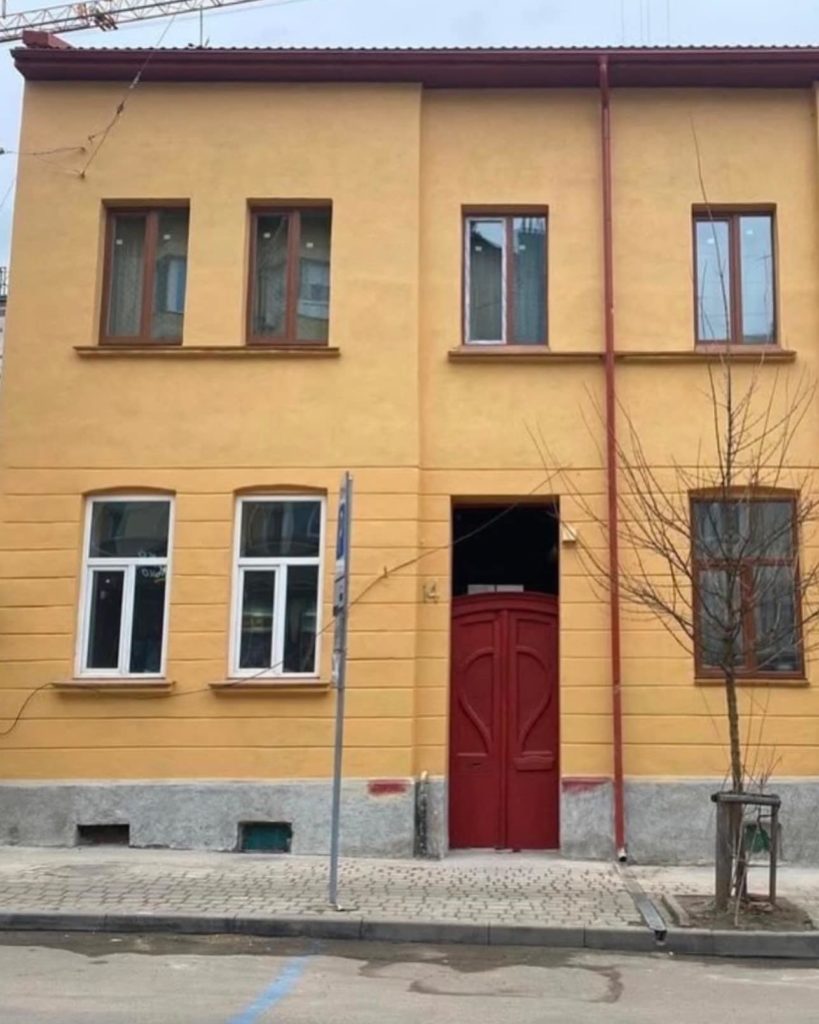 У Львові відновили ще один будинок, який постраждав від російської атаки торік - 3