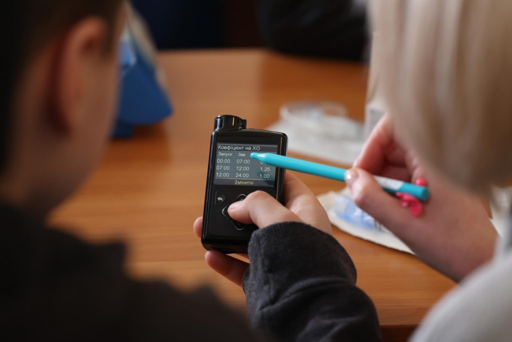 Вшанування воїнів, інсулінові помпи для дітей та ремонт доріг: головні новини дня - 5