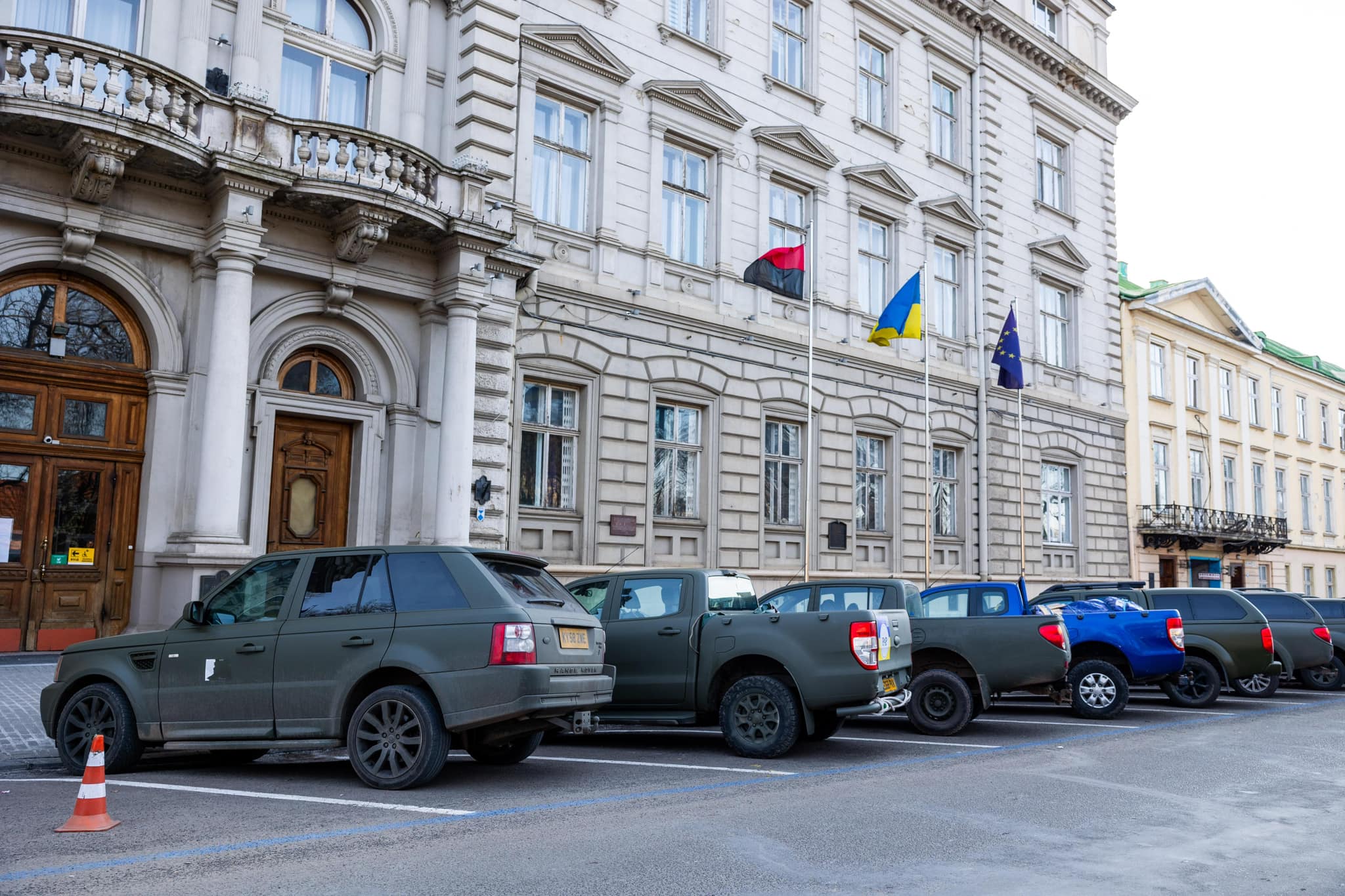 На Львівщині волонтери з Великої Британії передали ще 35 позашляховиків для ЗСУ - 6