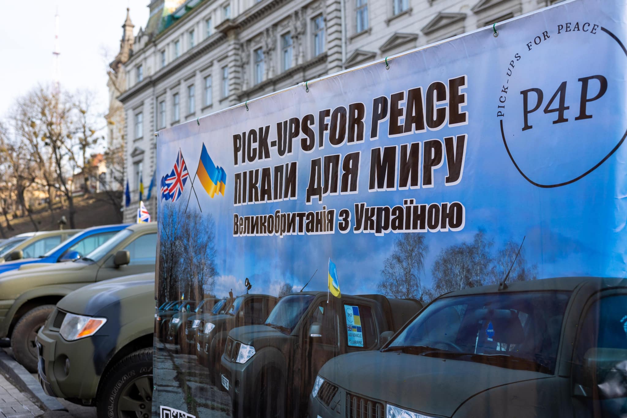 На Львівщині волонтери з Великої Британії передали ще 35 позашляховиків для ЗСУ - 7