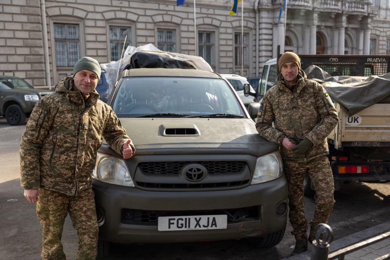 На Львівщині волонтери з Великої Британії передали ще 35 позашляховиків для ЗСУ - 8