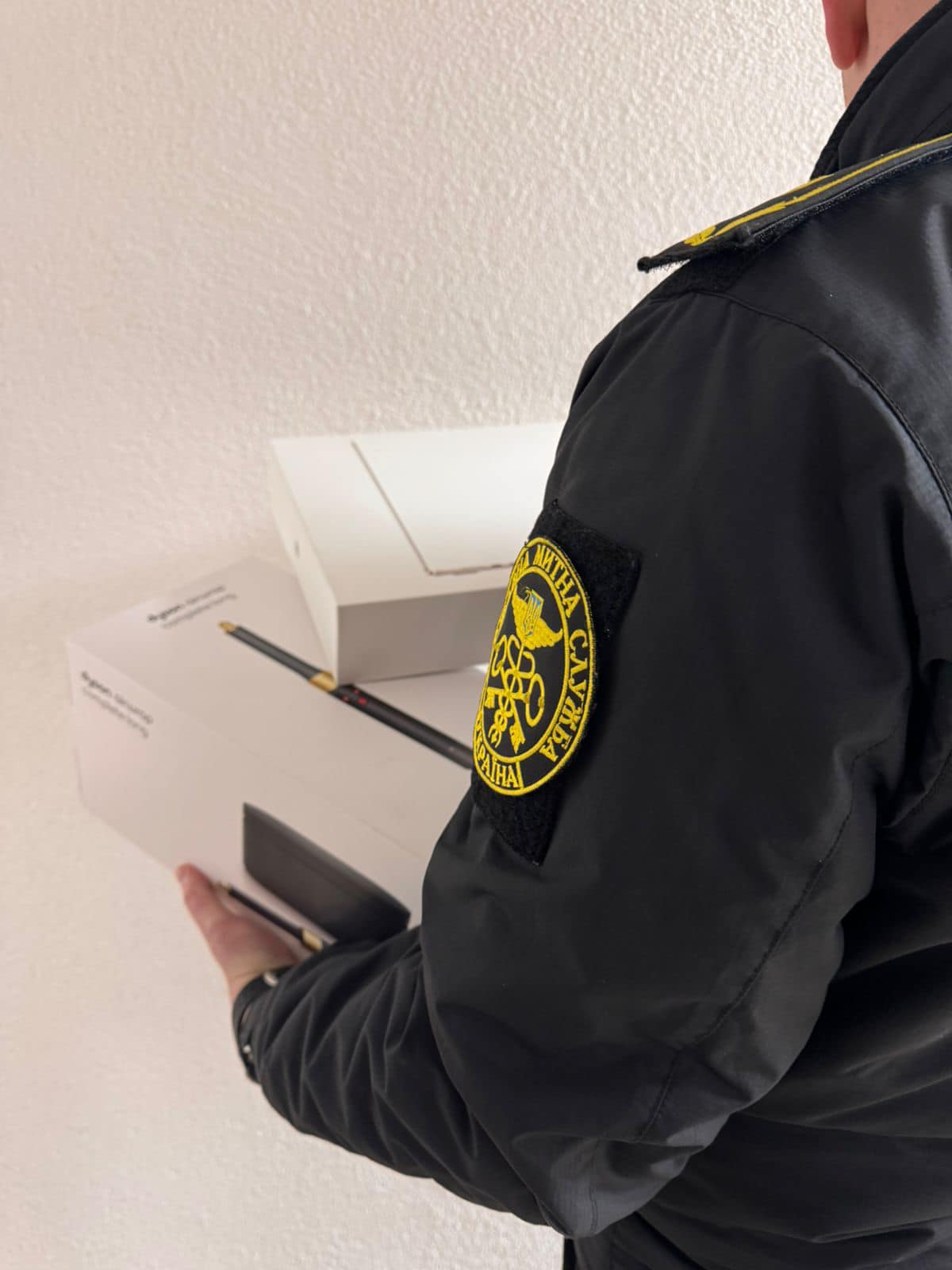 На Львівщині митники затримали контрабанду елітних аксесуарів та техніки - 6
