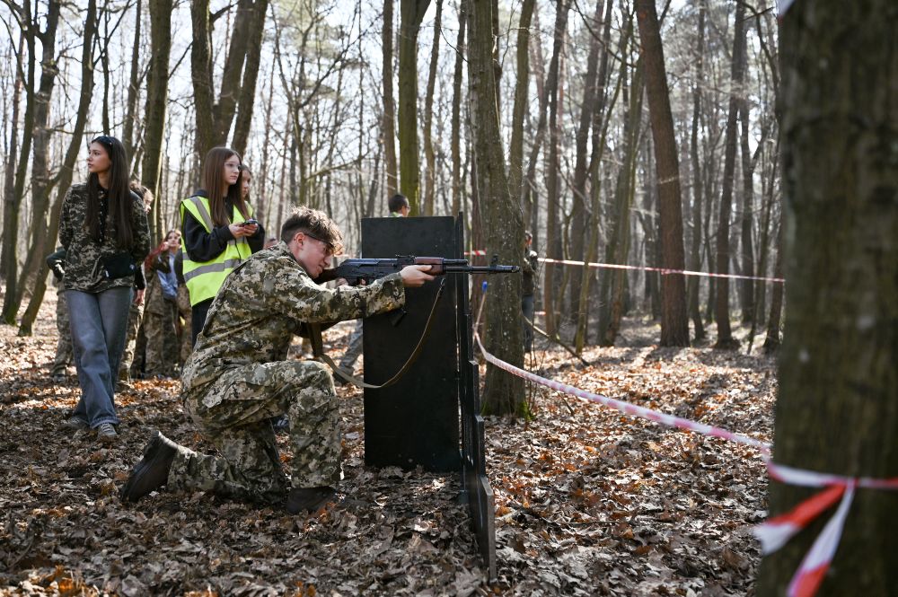 У Львові 200 старшокласників зіграли теренову гру біля зруйнованого музею Романа Шухевича - 10