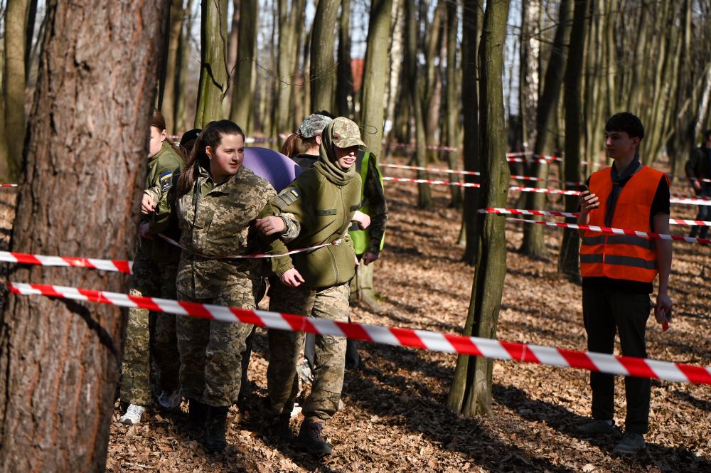У Львові 200 старшокласників зіграли теренову гру біля зруйнованого музею Романа Шухевича - 12