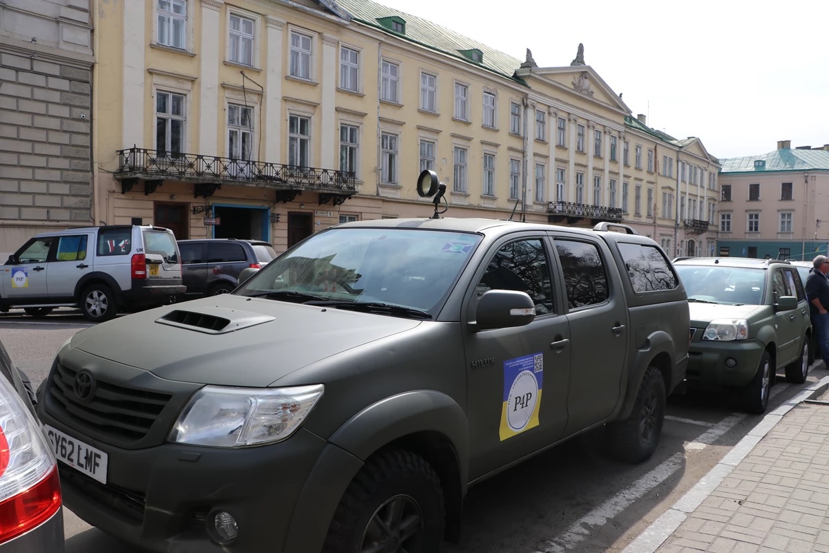 «Пікапи для миру»: волонтери з Великої Британії передали ще 23 позашляховики для фронту - 7