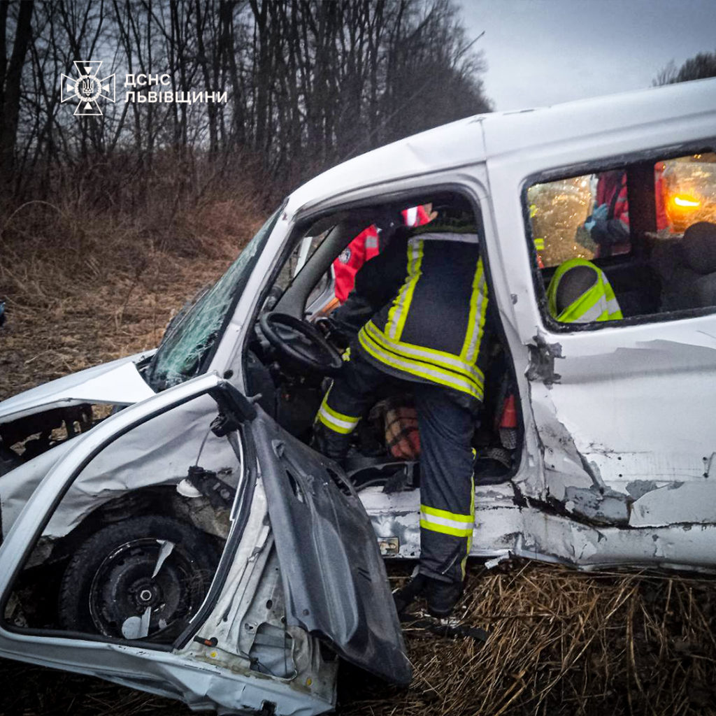 На Львівщині рятувальники витягнули двох людей із затиснутого авто після ДТП - 2