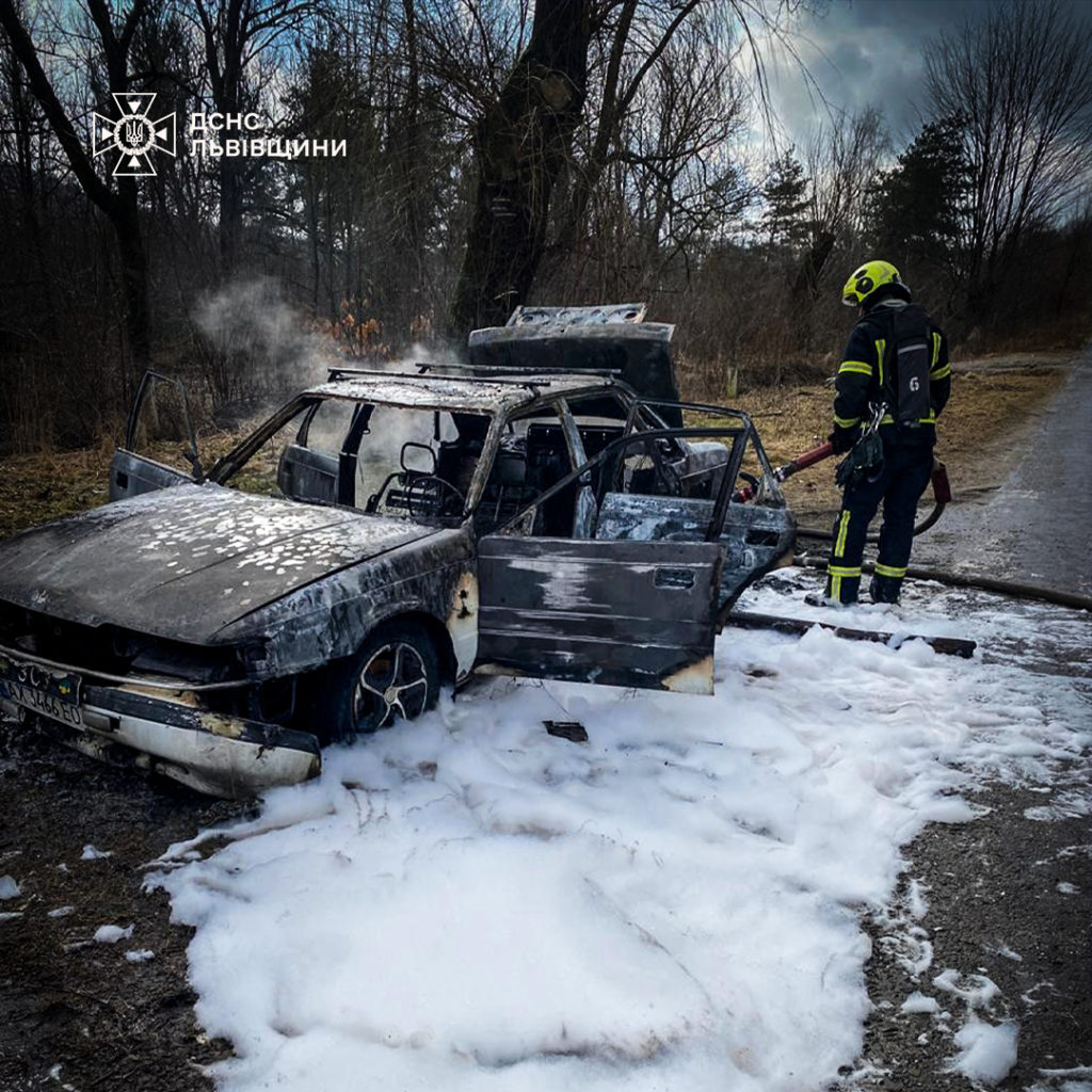 На Львівщині горів автомобіль «Mazda» - 2