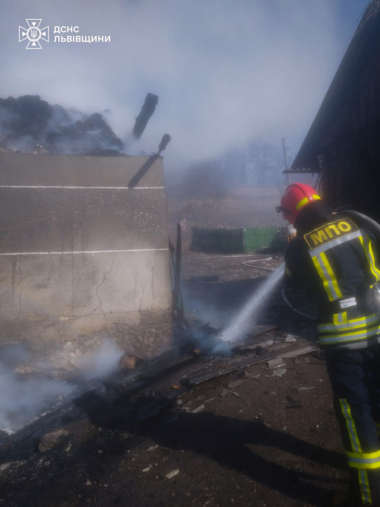 На Золочівщині рятувальники ліквідували пожежу в господарській будівлі - 2
