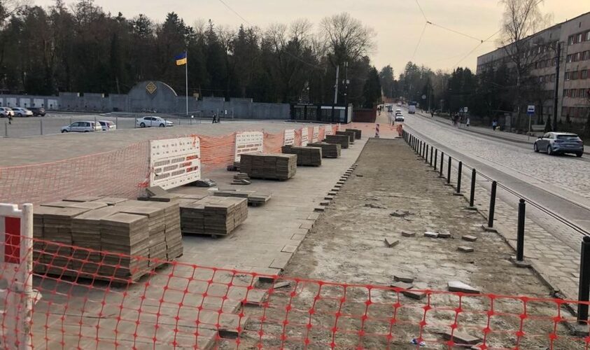 зупинка біля Поля почесних поховань