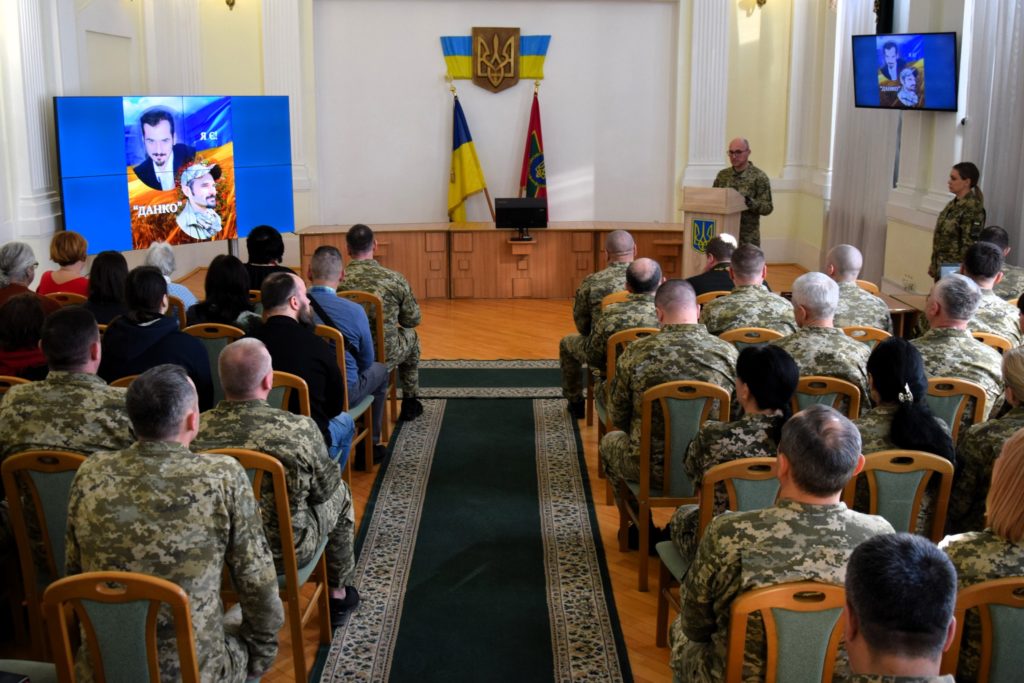 У Львові родині полеглого героя-прикордонника вручили державну нагороду - 3