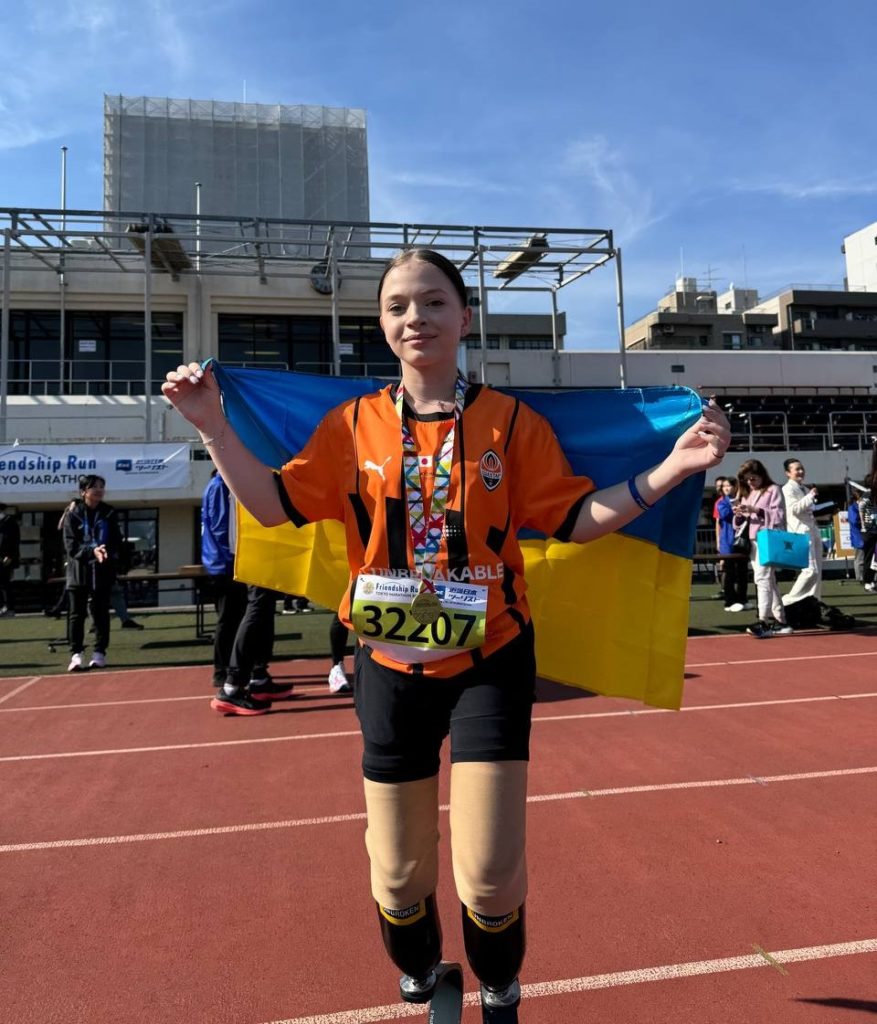 13-річна дівчина пробігла 5-кілометрову дистанцію на марафоні в Токіо, щоб зібрати кошти на бігові протези львівському захиснику з «Азову» - 2
