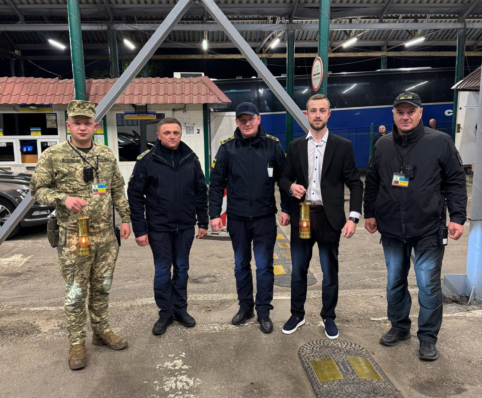 В Україну з Єрусалима прибув Благодатний вогонь - 2