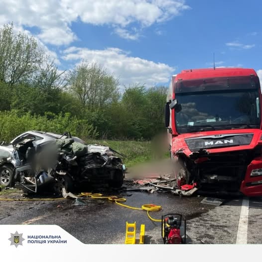 Поблизу Львова внаслідок зіткнення кроссовера з вантажівкою загинули троє людей - 2