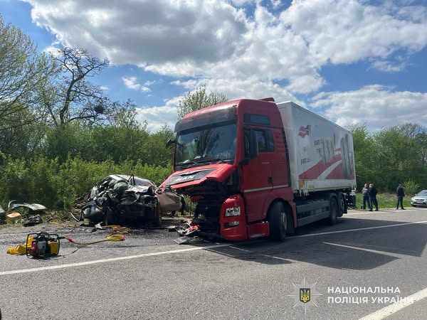 Поблизу Львова внаслідок зіткнення кроссовера з вантажівкою загинули троє людей - 3