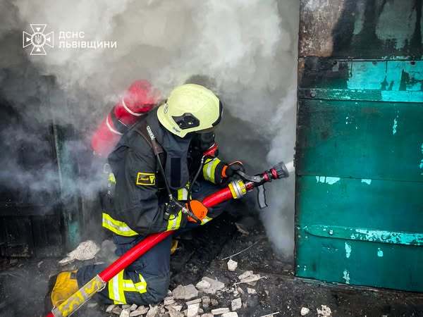 На Львівщині загорівся гараж із мотоциклом і авто всередині - 3