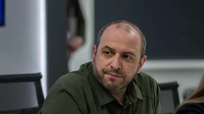 умер