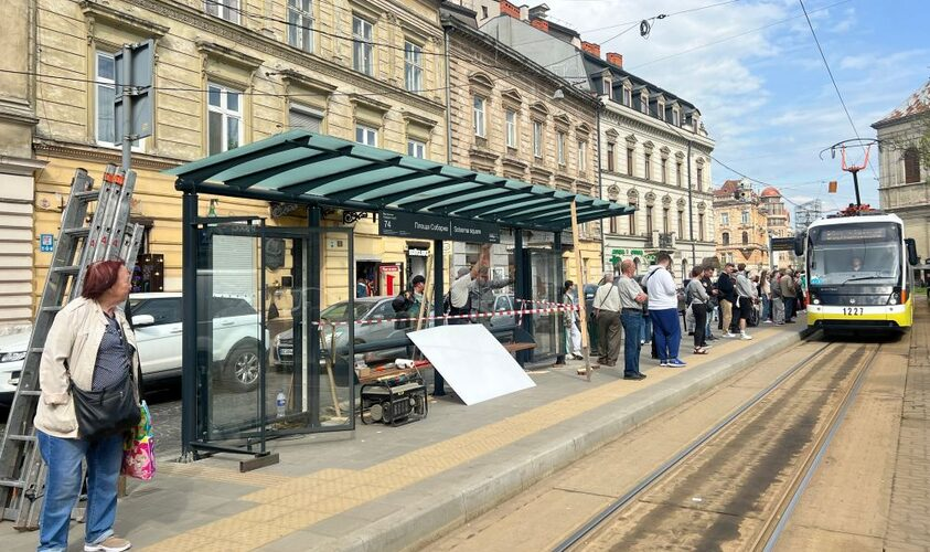 зупинка у Львові