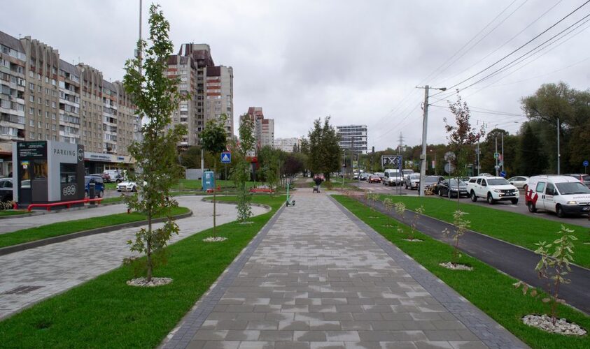 Бульвар на проспекті Чорновола у Львові
