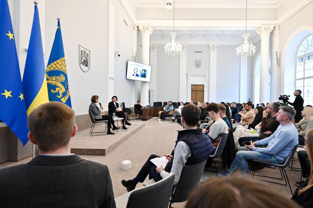 Лауреатка Пулітцерівської премії Енн Епплбом провела відкриту розмову у львівській Ратуші - 3