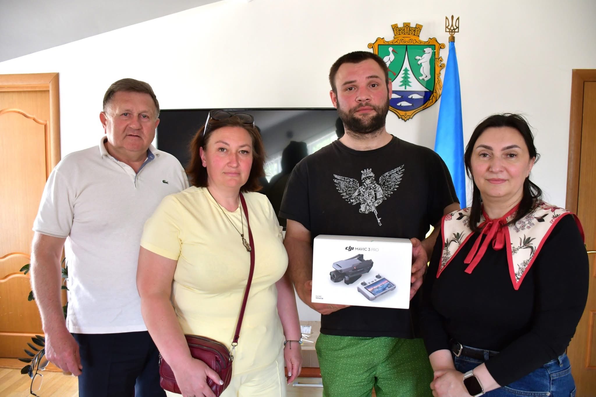 Громади Львівщини передали військовим дрони, автівки, спорядження та сотні тисяч гривень допомоги - 11