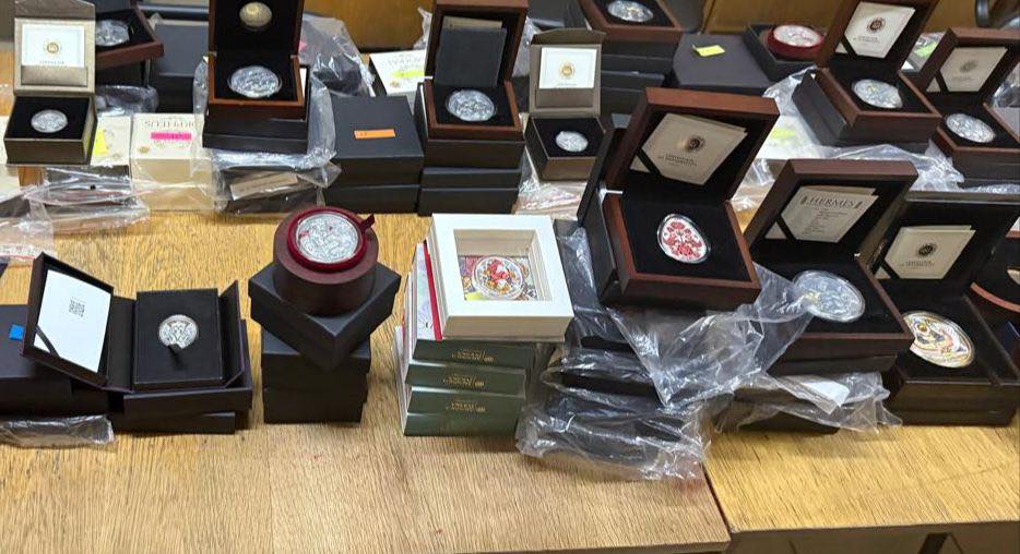 На кордоні з Польщею прикордонники виявили старовинну книгу, монети та брендове взуття - 3