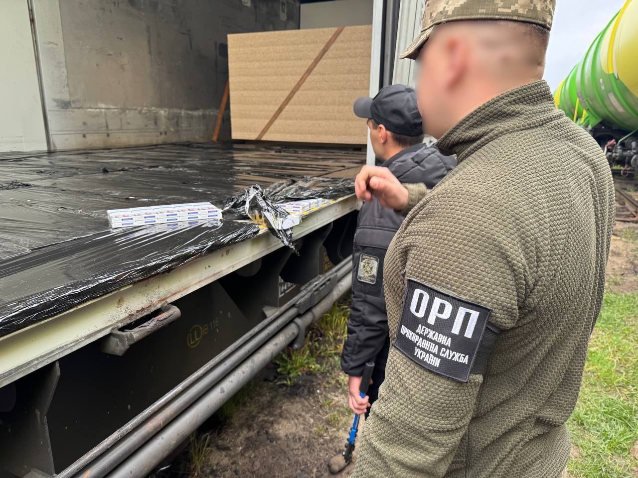 Львівські прикордонники виявили у «Ягодині» контрабандні сигарети на пів мільйона гривень - 3