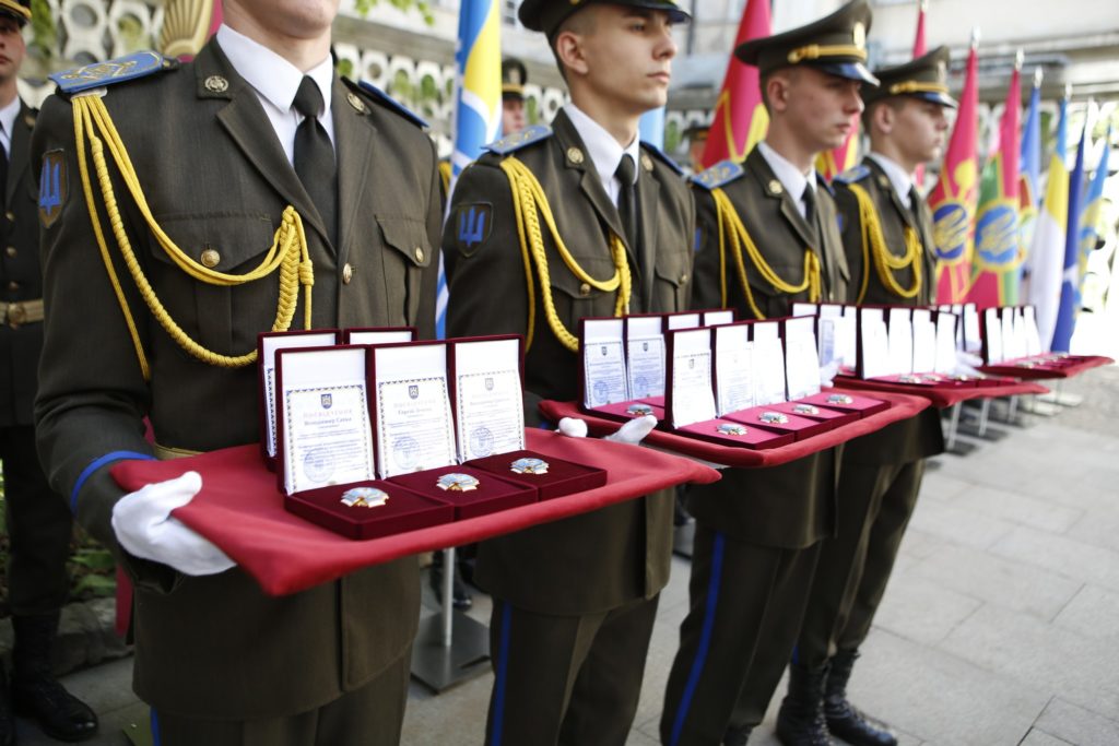 Кліщі, нагороди полеглим воїнам, центр слуху та технологій протезування на Львівщині: головні новини дня - 6