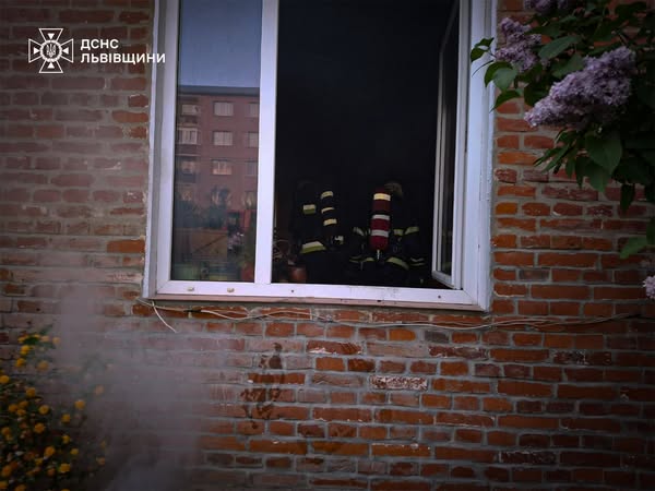 У Самборі горів житловий будинок: рятувальники витягли з вогню чоловіка - 2