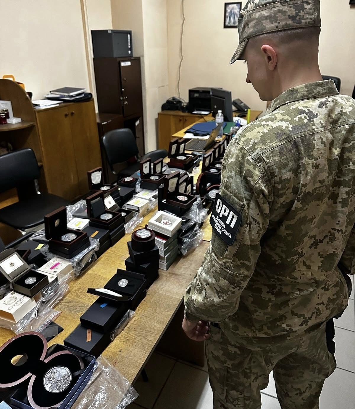 На кордоні з Польщею прикордонники виявили старовинну книгу, монети та брендове взуття - 7