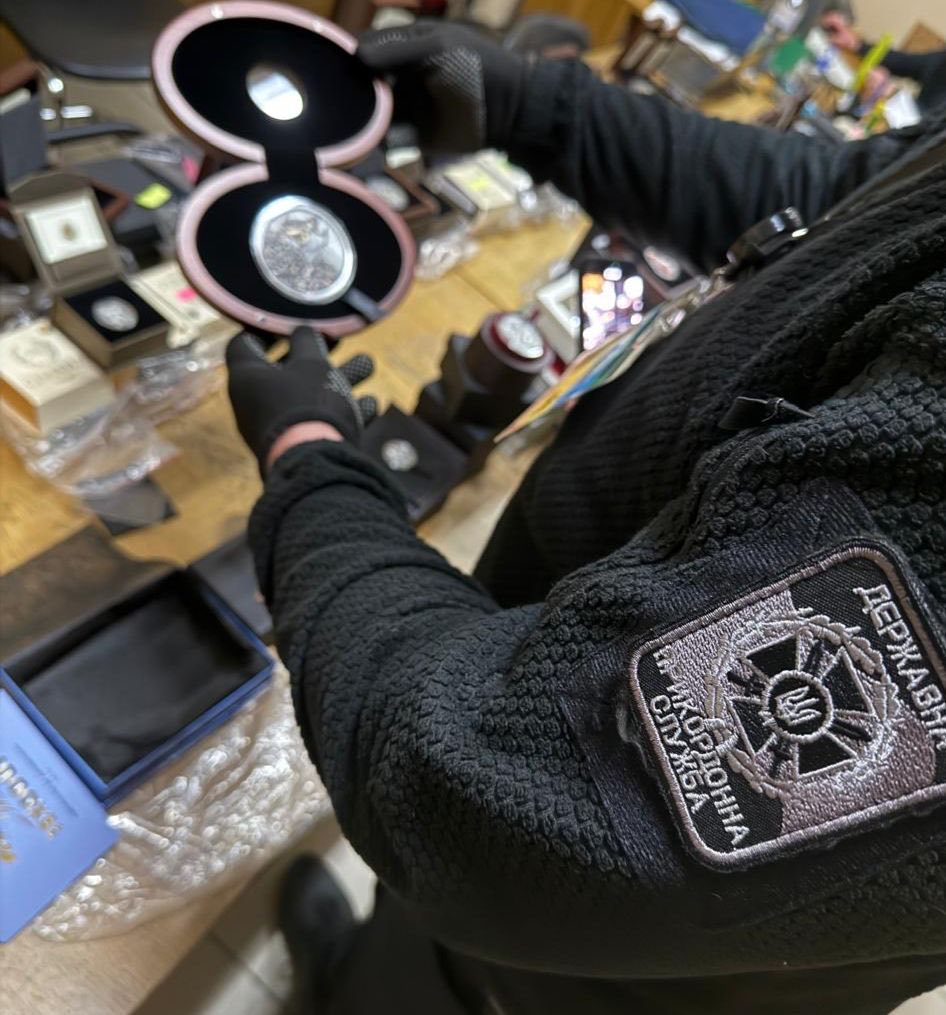 На кордоні з Польщею прикордонники виявили старовинну книгу, монети та брендове взуття - 8