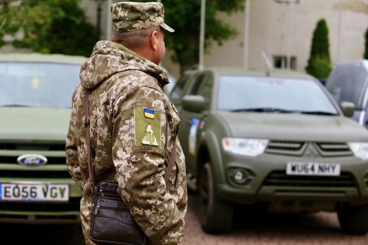 Британські волонтери передали нову партію автомобілів у межах акції «Пікапи для миру» - 4
