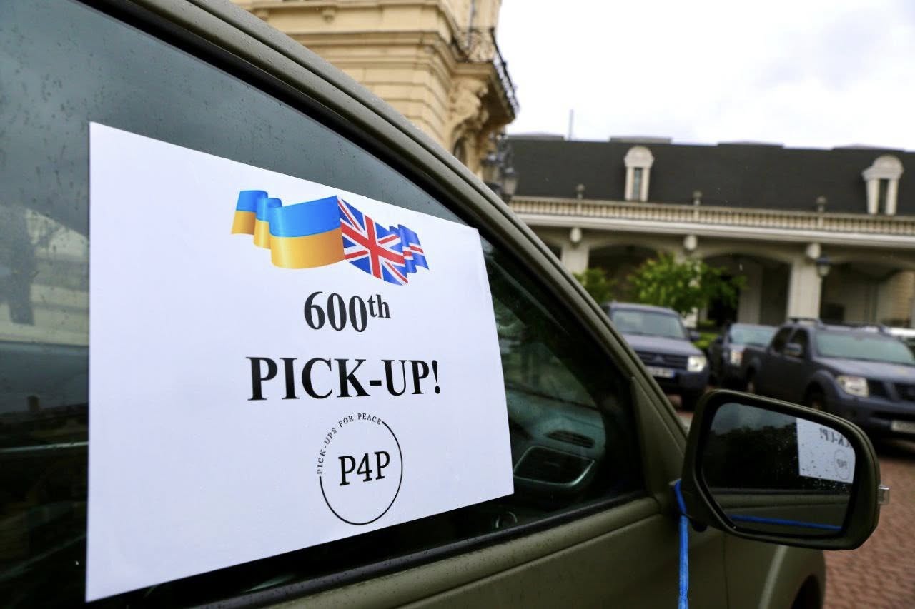 Британські волонтери передали нову партію автомобілів у межах акції «Пікапи для миру» - 5