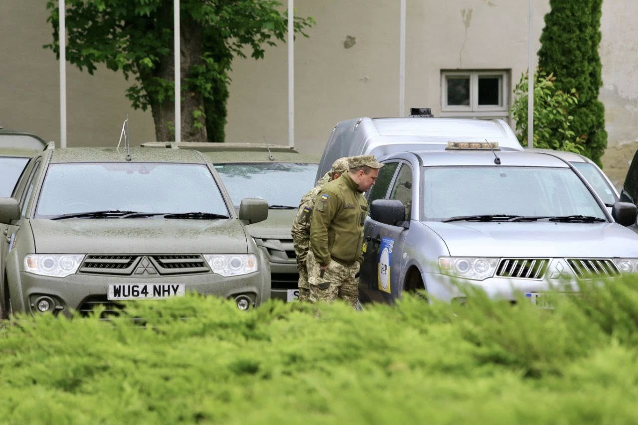 Британські волонтери передали нову партію автомобілів у межах акції «Пікапи для миру» - 6