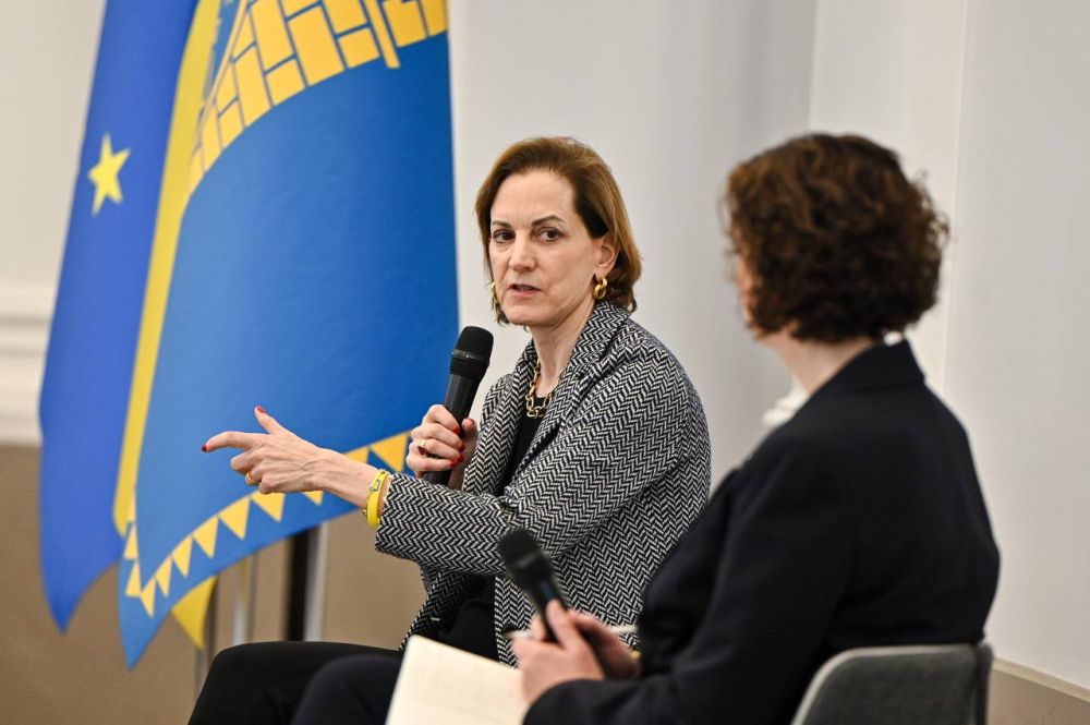Лауреатка Пулітцерівської премії Енн Епплбом провела відкриту розмову у львівській Ратуші - 6