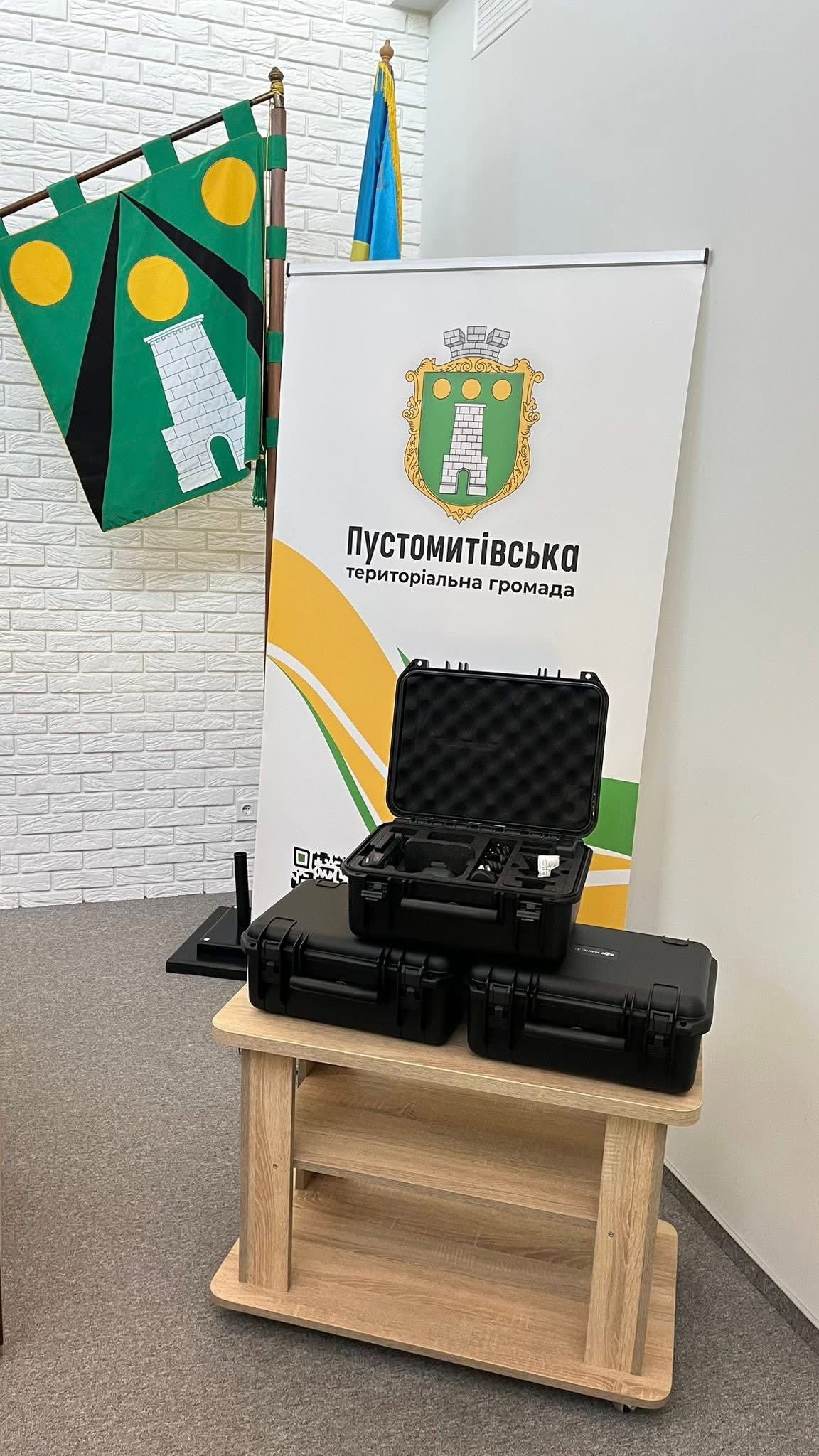 Громади Львівщини передали військовим дрони, автівки, спорядження та сотні тисяч гривень допомоги - 7