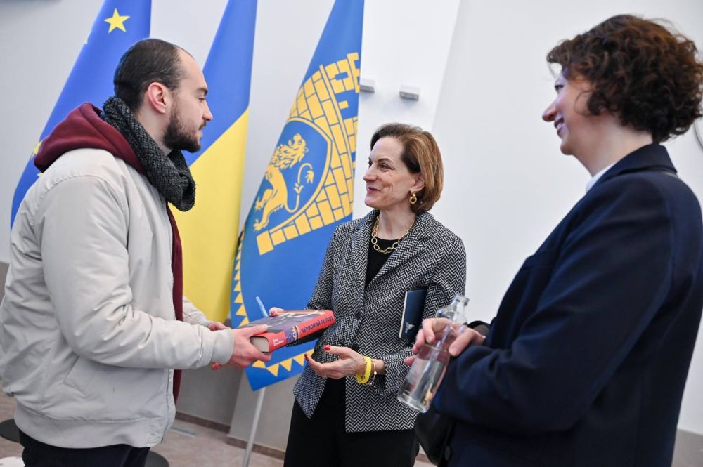 Лауреатка Пулітцерівської премії Енн Епплбом провела відкриту розмову у львівській Ратуші - 8