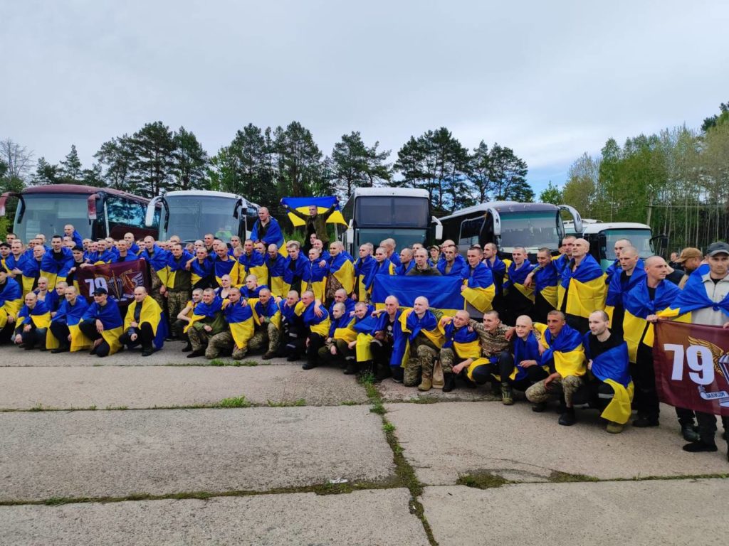 Обмін полоненими, конфлікт з ветераном війни та плетіння маскувальних сіток у Львові: головні новини дня - 3