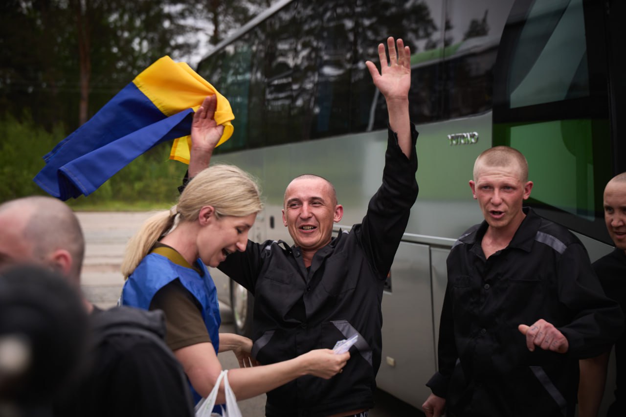 Ще понад 300 українських захисників повернулися додому з російського полону - 2