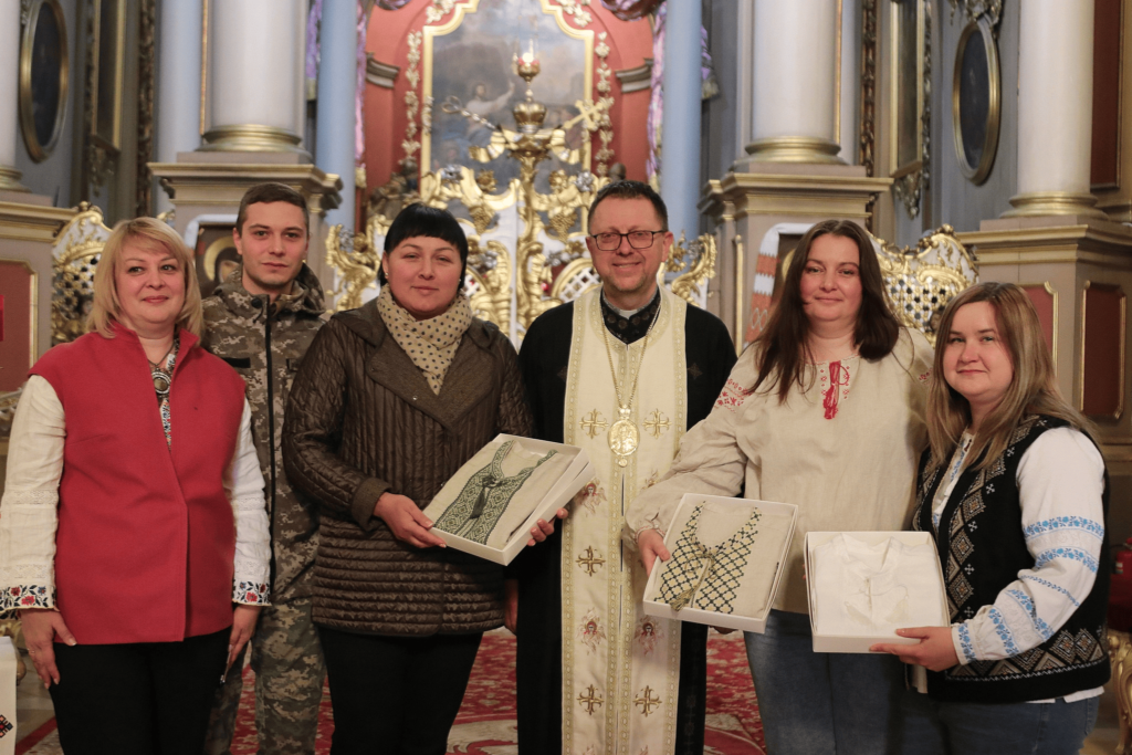 Сорочка як оберіг: у Львові майстрині створюють бойові вишиванки для воїнів - 18