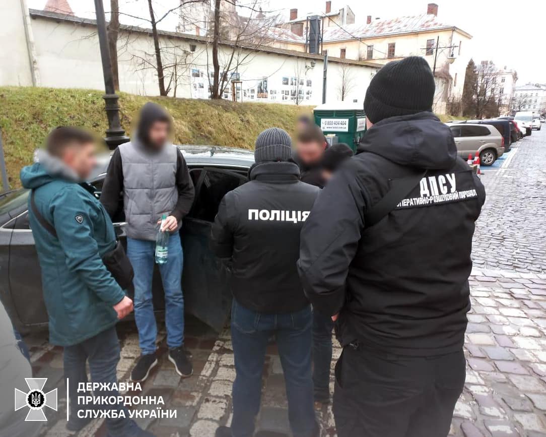Львівські прикордонники викрили схему переправлення ухилянтів: організатора засудили до 5 років ув’язнення - 4