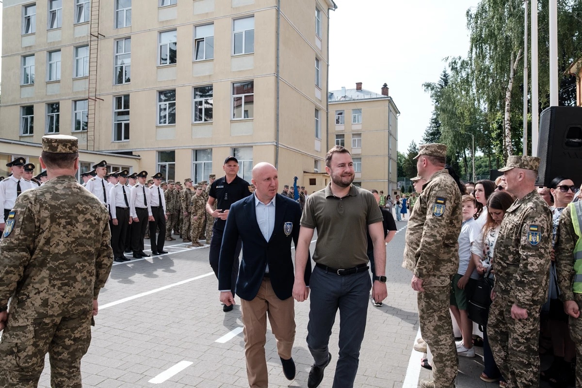 У військовому ліцеї ім. Героїв Крут відбулася офіційна церемонія випуску ліцеїстів - 4