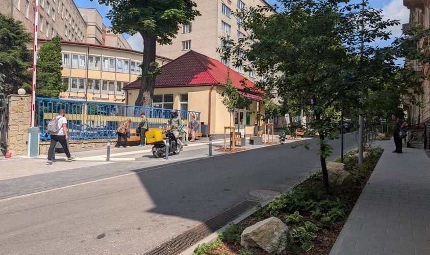 У Львові біля військового госпіталю облаштували доступний простір - 2