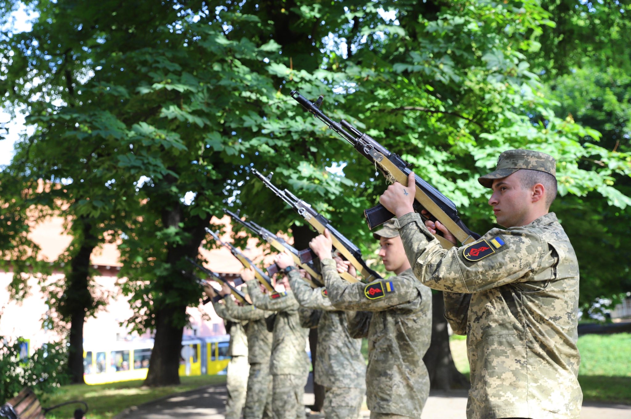 З нагоди Дня Конституції у Львові урочисто підняли національний прапор - 6