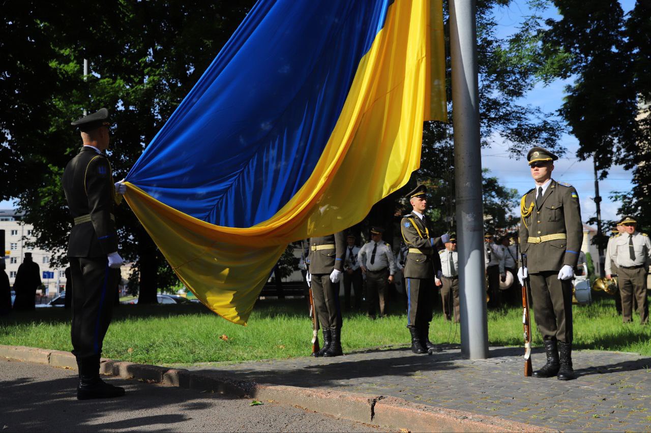 З нагоди Дня Конституції у Львові урочисто підняли національний прапор - 8